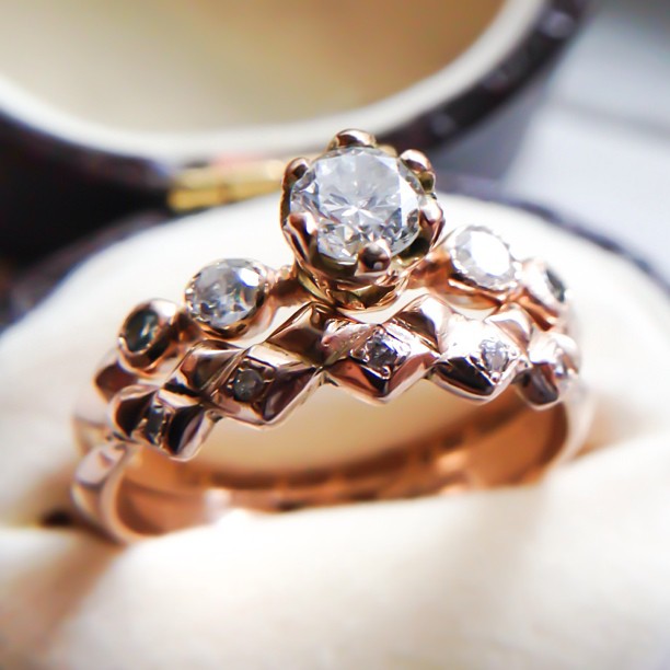ダイヤモンドと菱形モチーフのイエローゴールド結婚指輪と婚約指輪 Rui & Aguri Fine Jewelry